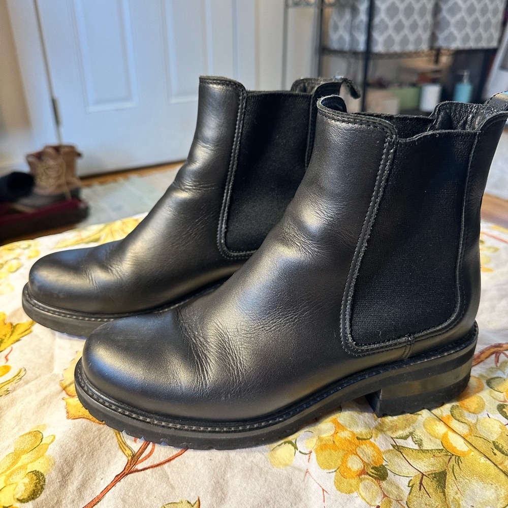 La CANADIENNE Black Leather Chelsea Boots EUC sz 6.5 professional & cool